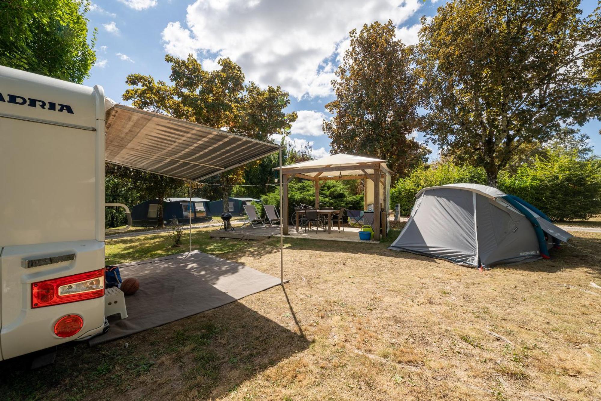 Camping Les Gorges Du Chambon Hotel Eymouthiers  Exterior photo